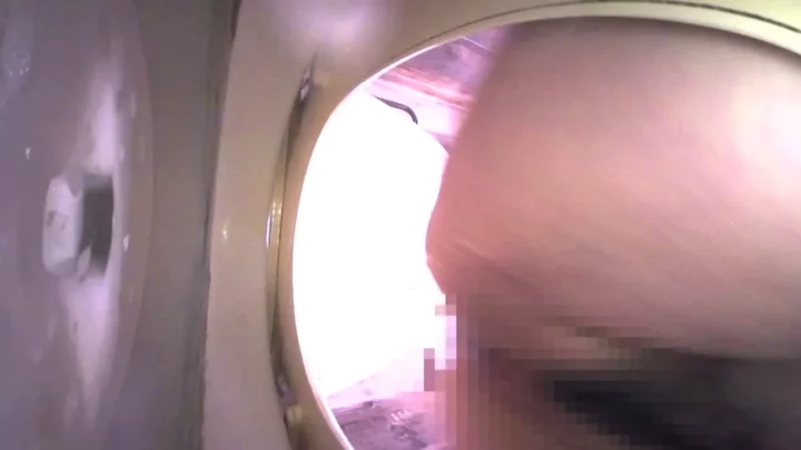 店内トイレで大胆露出！美尻が映えるWebカメラ のスクリーンショット 2