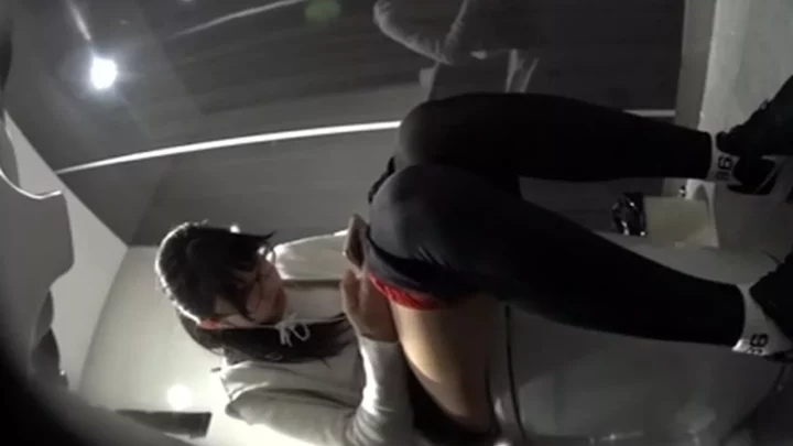 欲望を覗き見…トイレ盗撮シリーズ第一弾！ のスクリーンショット 6