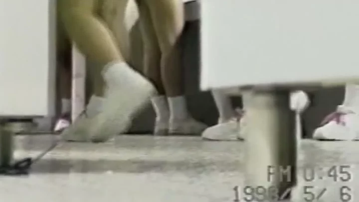 高級デパートの和式トイレで熟女の恥じらいを盗撮 のスクリーンショット 10