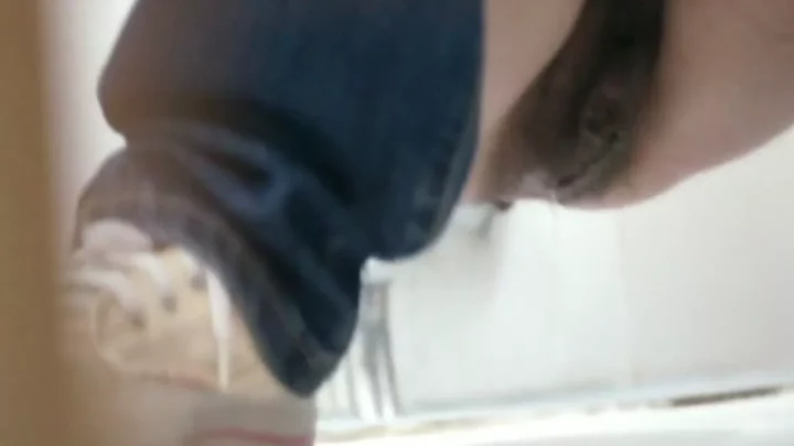 トイレの個室でまさかの遭遇！大胆盗撮Vol.107 のスクリーンショット 2