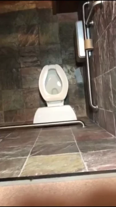 タイの裏路地トイレで盗撮！衝撃のピーピング のスクリーンショット 10