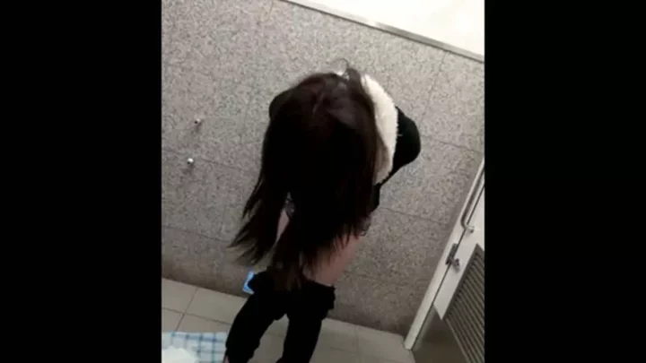 盗撮カメラが捉えた公衆トイレでの浣腸 のスクリーンショット 2