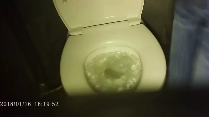 繁華街のコンビニトイレで絶景！？隠し撮り のスクリーンショット 3