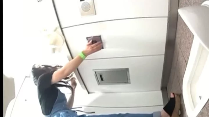 オフィス街の隠された欲望：美人OLの秘密のトイレタイム のスクリーンショット 3