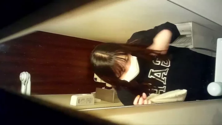 隠し撮りされた女子トイレの秘密：彼女の日常を覗き見 のスクリーンショット 3