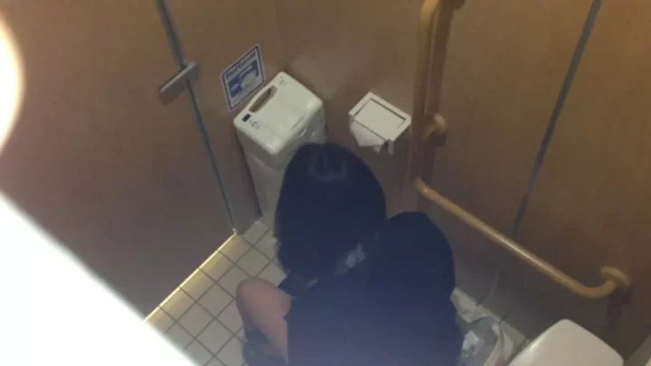 隠し撮りされた女子トイレの秘密：彼女の日常を覗き見 のスクリーンショット 7
