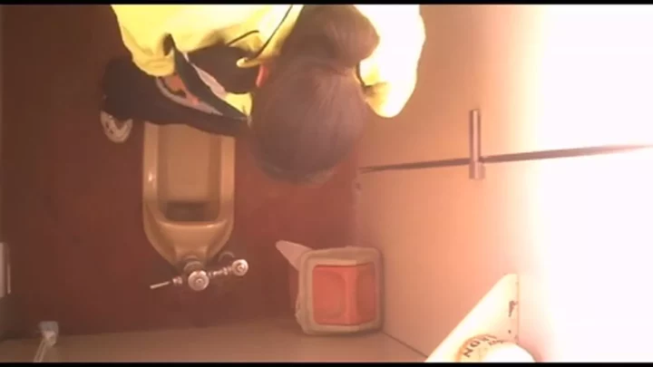 トイレ盗撮？ 異常な好奇心に囚われた男の衝撃映像