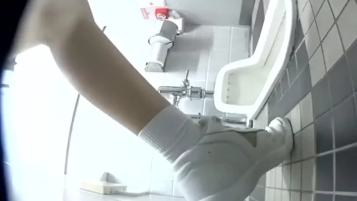 トイレ盗撮？ 異常な好奇心に囚われた男の衝撃映像 のスクリーンショット 3