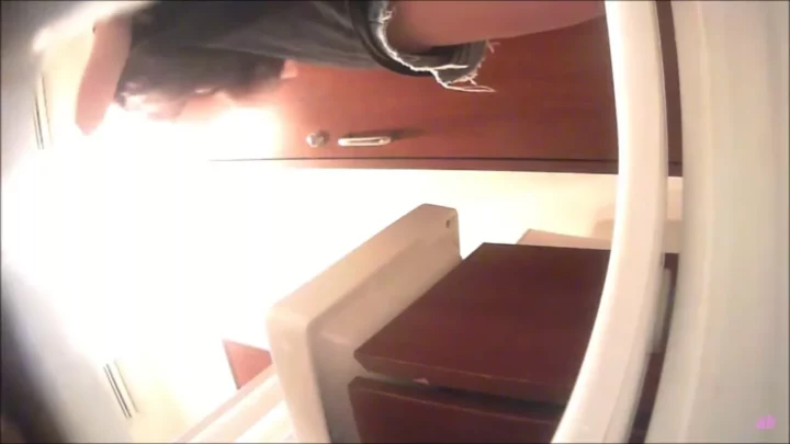 トイレ盗撮？ 異常な好奇心に囚われた男の衝撃映像 のスクリーンショット 11