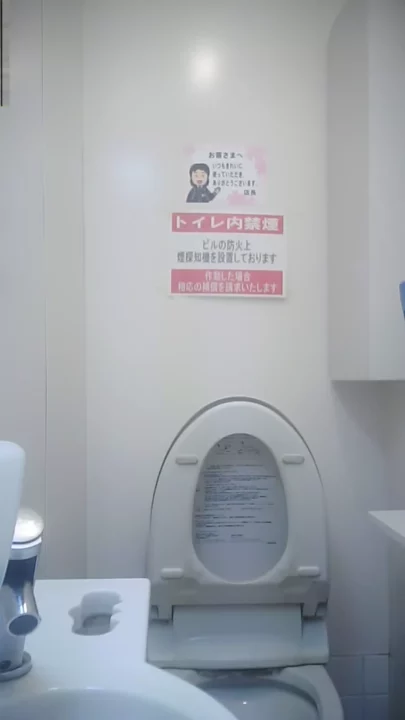 【隠し撮り】美人OLのトイレ盗撮！まさかの密室ハプニング のスクリーンショット 11
