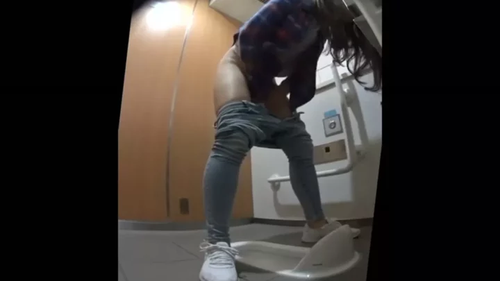 【無修正】和式トイレの奥で疼く熟れたOLの秘部