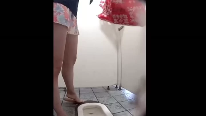 【無修正】和式トイレの奥で疼く熟れたOLの秘部 のスクリーンショット 11