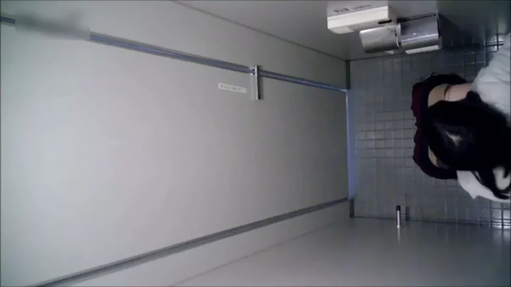 覗き見！和式トイレで極太うんこを産み落とす美女 のスクリーンショット 11