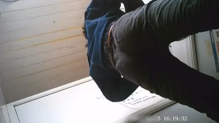 中国のトイレで繰り広げられる盗撮の瞬間【高画質】 のスクリーンショット 3