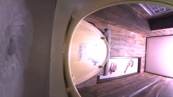 店内トイレで大胆露出！美尻が映えるWebカメラ のスクリーンショット 3
