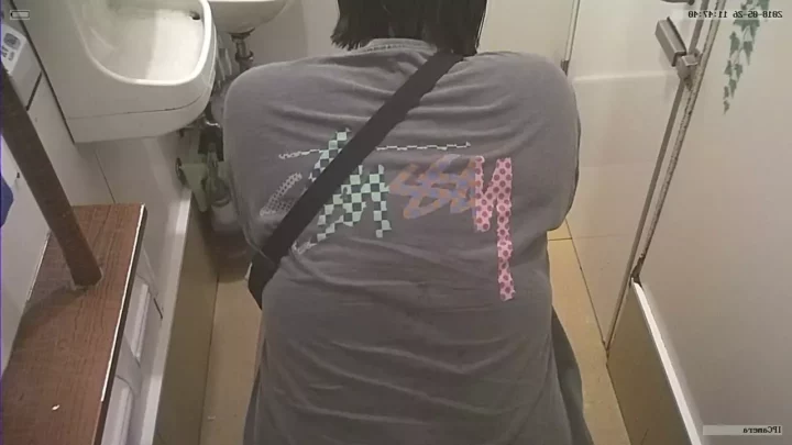 中国のトイレで繰り広げられる盗撮の瞬間【高画質】 のスクリーンショット 7