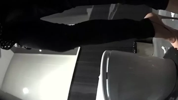 欲望を覗き見…トイレ盗撮シリーズ第一弾！