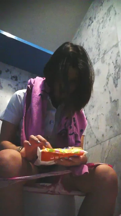 タイの女子学生がまさか…隠しカメラが捉えたトイレの秘事 のスクリーンショット 7