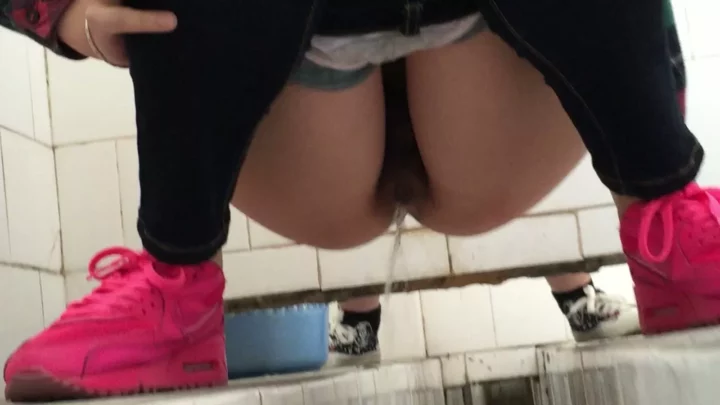 中国の公衆トイレで盗撮！美女の決定的瞬間 のスクリーンショット 3