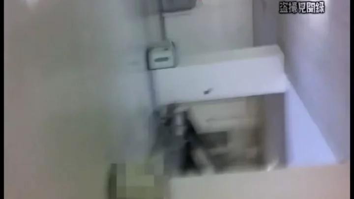女子トイレ強襲！隠しカメラが捉えた女子大生の秘密 のスクリーンショット 3