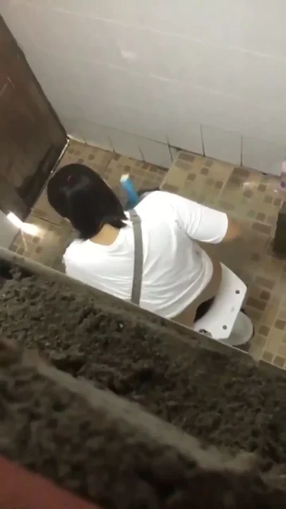 タイの裏路地トイレで盗撮！衝撃のピーピング のスクリーンショット 3