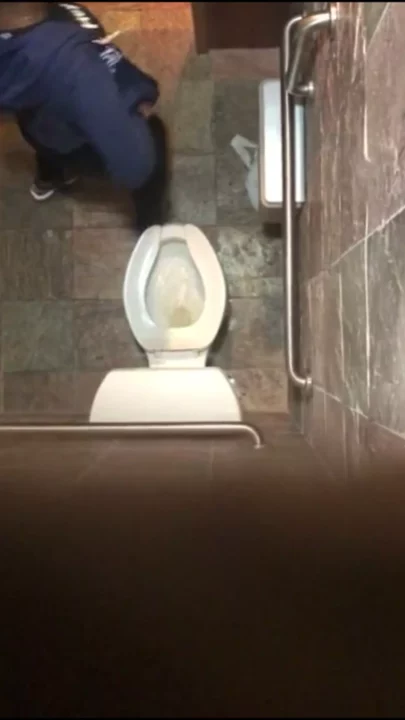 タイの裏路地トイレで盗撮！衝撃のピーピング のスクリーンショット 11