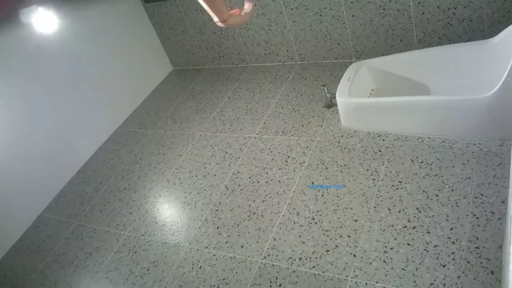 中国の公衆トイレ盗撮！まさかの瞬間を激写 のスクリーンショット 4