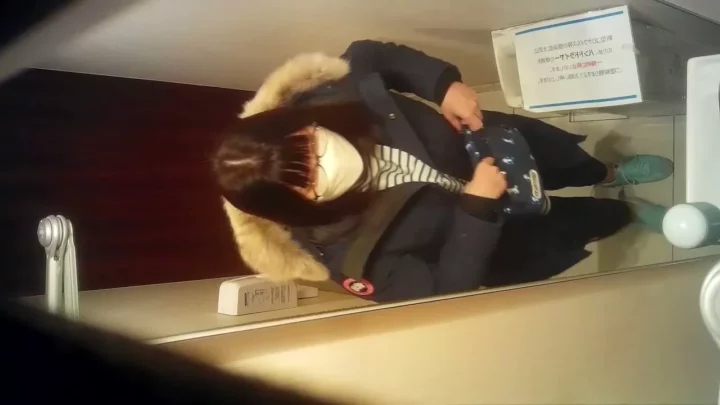 隠し撮りされた女子トイレの秘密：彼女の日常を覗き見 のスクリーンショット 4