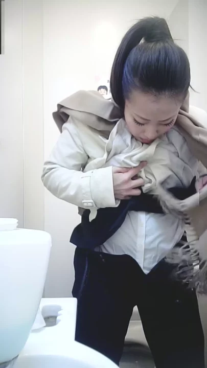 【隠し撮り】美人OLのトイレ盗撮！まさかの密室ハプニング のスクリーンショット 4