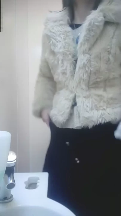 【隠し撮り】美人OLのトイレ盗撮！まさかの密室ハプニング のスクリーンショット 12
