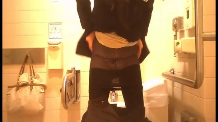 和式トイレの秘密… 美人OLの隠された日常 のスクリーンショット 4