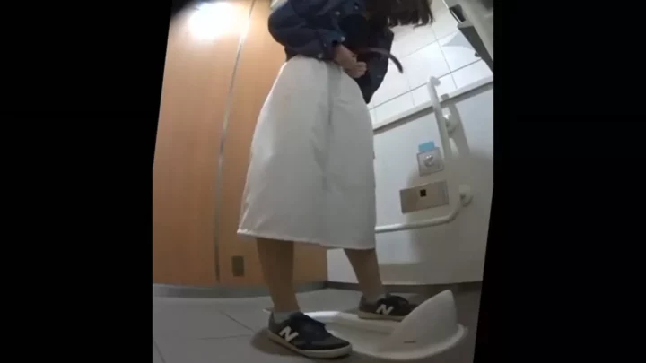 【無修正】和式トイレの奥で疼く熟れたOLの秘部 のスクリーンショット 8