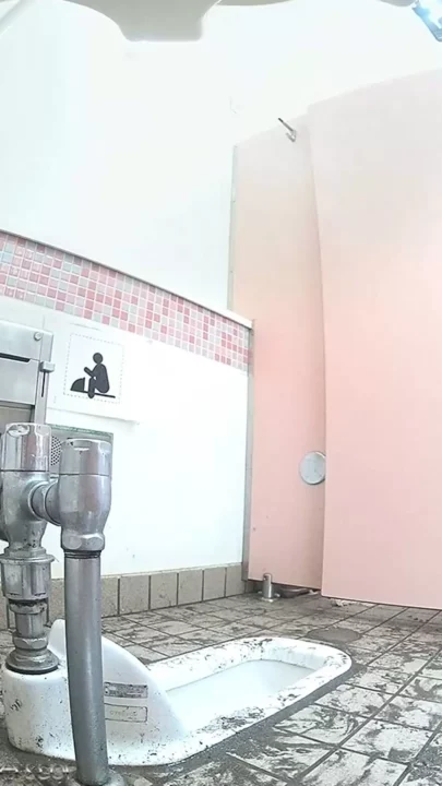 トイレ隠し撮り！紙切れドッキリで本性丸出し のスクリーンショット 4