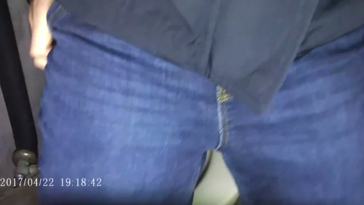 山のトイレでまさかの遭遇！麗しの美女を盗撮 のスクリーンショット 8