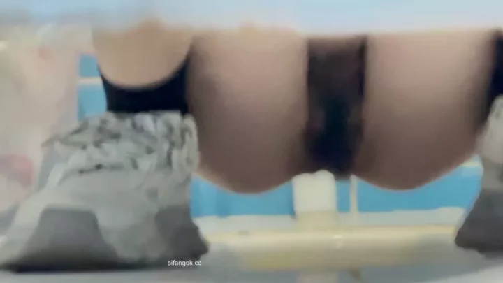 隠し撮り×照明で映し出す美女たちのトイレ風景 のスクリーンショット 4