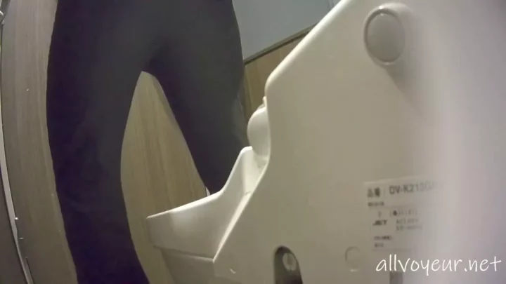 腰を浮かせた瞬間に露わになる二つの穴！女子トイレで放○！ のスクリーンショット 4