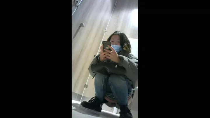 ピザ屋の隠し撮り！女子トイレ盗撮の衝撃 のスクリーンショット 4