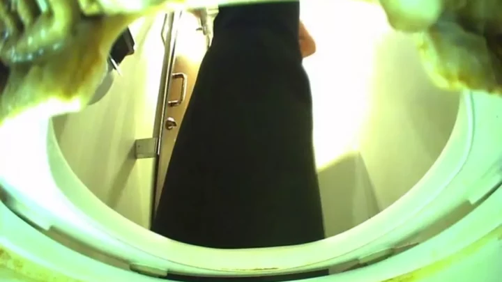 高級デパートの和式トイレで熟女の恥じらいを盗撮 のスクリーンショット 4