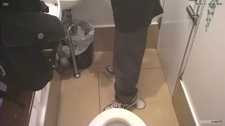 中国のトイレで繰り広げられる盗撮の瞬間【高画質】 のスクリーンショット 8