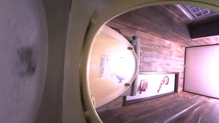 店内トイレで大胆露出！美尻が映えるWebカメラ のスクリーンショット 4