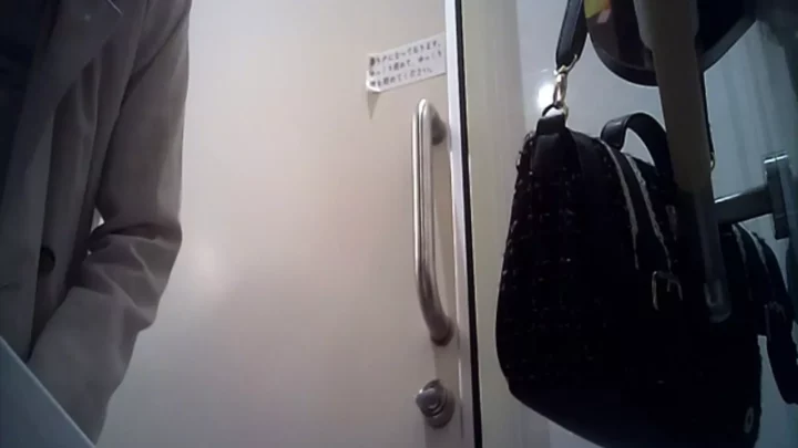 【盗撮】下痢に悶える女性のトイレ盗撮 Vol.2 のスクリーンショット 8