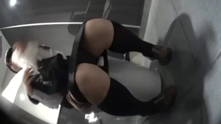 【盗撮】下痢に悶える女性のトイレ盗撮 Vol.2 のスクリーンショット 12