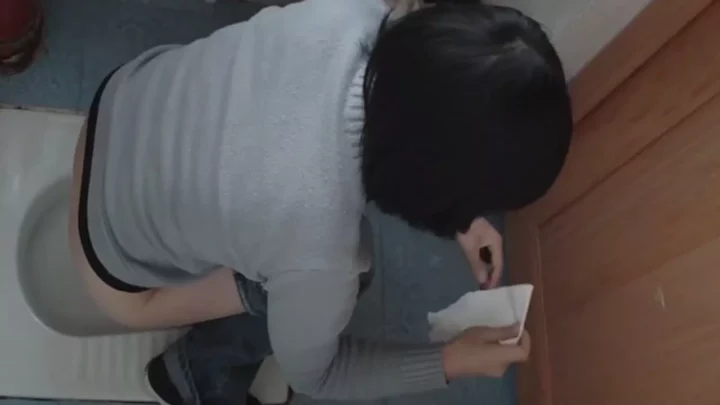トイレの個室でまさかの遭遇！大胆盗撮Vol.107 のスクリーンショット 4