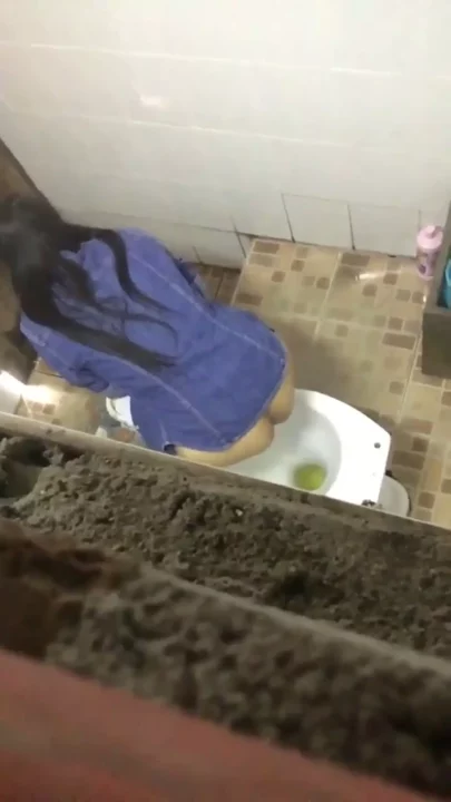 タイの裏路地トイレで盗撮！衝撃のピーピング のスクリーンショット 4