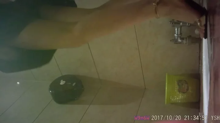 コスプレ美女の隠し撮り！和式トイレでの秘密の瞬間 のスクリーンショット 4