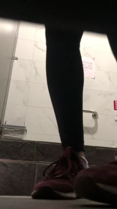 金欲まみれの美人、高額報酬でトイレで屈辱 のスクリーンショット 12