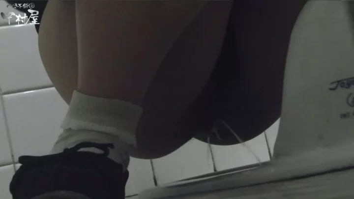 【覗き】パンツの跡が鮮明！洗面所で魅せる美尻の誘惑 のスクリーンショット 4