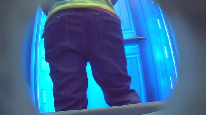 【盗撮】真夏のビーチトイレで密着隠し撮り！