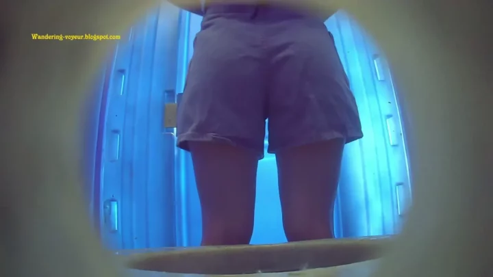 【盗撮】真夏のビーチトイレで密着隠し撮り！ のスクリーンショット 1