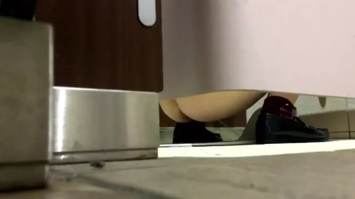 和式トイレ盗撮！緊迫の接写アングルで覗き見 のスクリーンショット 1